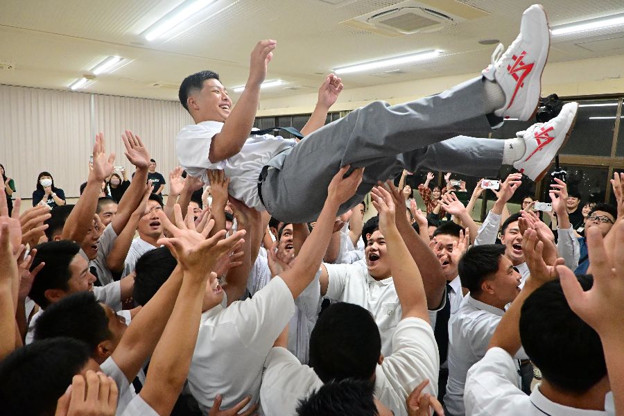 チームメイトから胴上げされる末吉【写真:長嶺真輝】