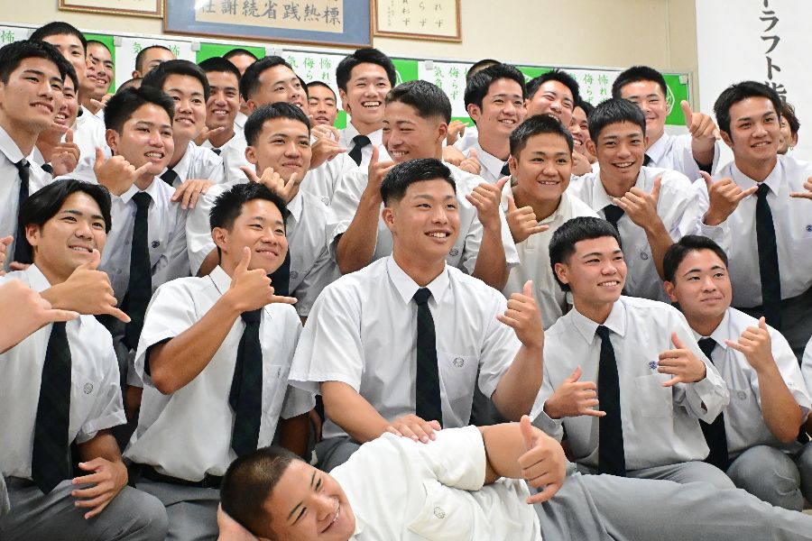 高校野球をともに戦った仲間たちと記念撮影する末吉【写真:長嶺真輝】