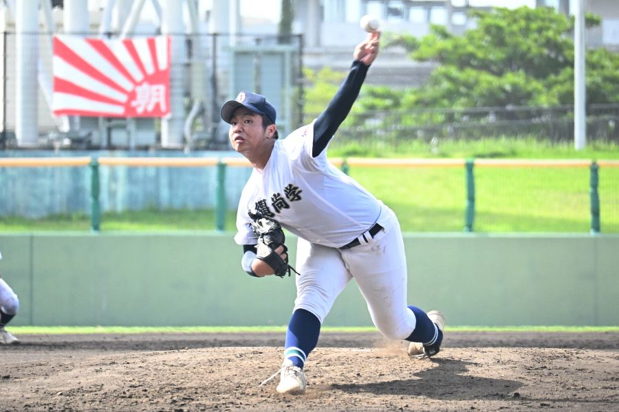 豪快なフォームから力のある球を投げる末吉【写真:長嶺真輝】