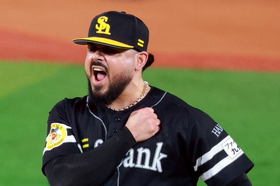 佐野を打ち取り、吠えるソフトバンクのロベルト・オスナ【写真：産経新聞社】
