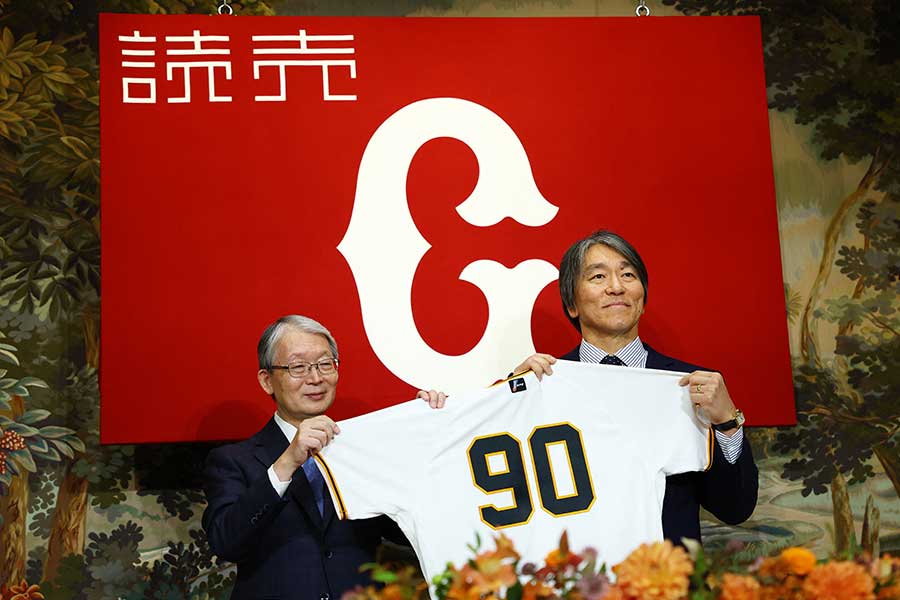 読売ジャイアンツの監督に就任した松井秀喜氏(右)【写真:ロイター】