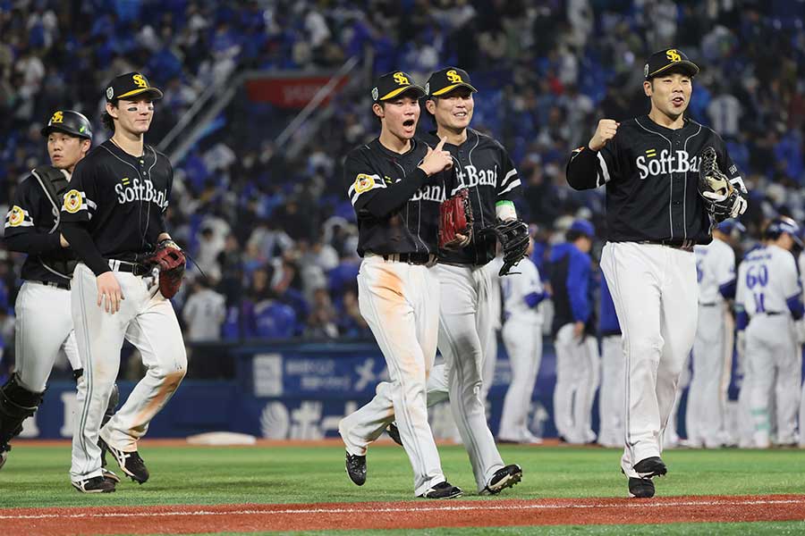 第1戦に勝利したソフトバンクナイン【写真:産経新聞社】