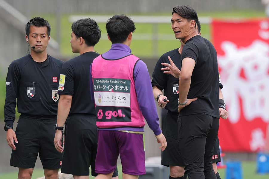 藤枝の槙野智章監督(右)【写真:スポーツ報知/アフロ】