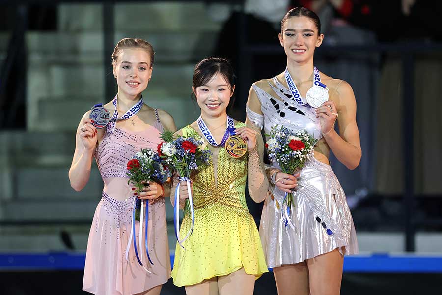 フランス大会で優勝した中井亜美（中央）【写真：ロイター】