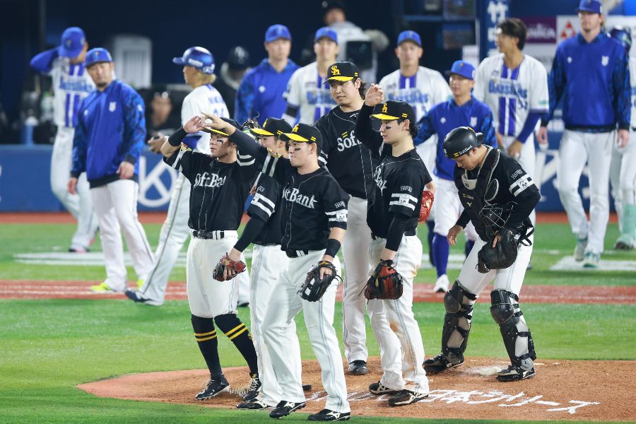 横浜スタジアムで対戦しているソフトバンクとDeNA【写真：産経新聞社】