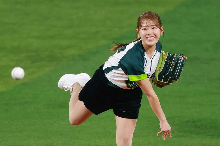 始球式に登場した吉田鈴【写真:産経新聞社】