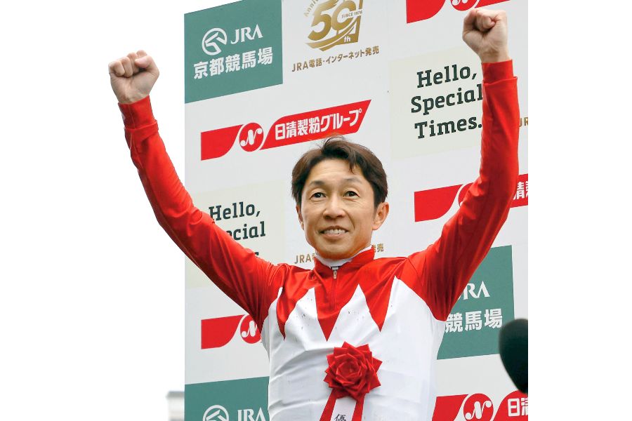 菊花賞を制した武豊【写真:スポーツ報知/アフロ】