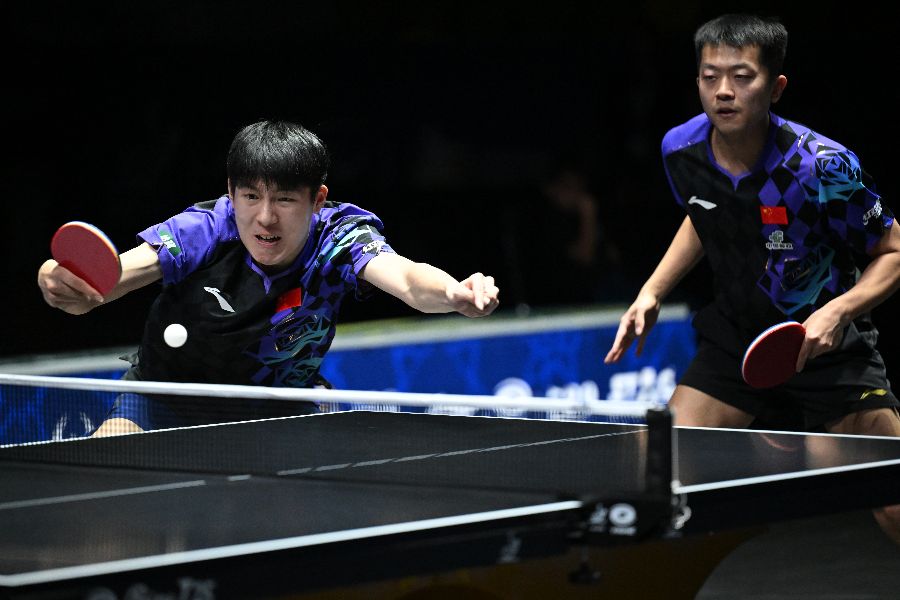 男子ダブルス決勝でプレーする中国の温瑞博(左)と袁励岑【写真:新華社/アフロ】