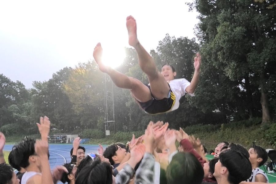 仲間の手で胴上げされる川元【写真:上田悠太】