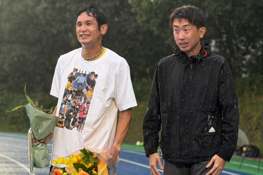 引退レースを終えた川元奨（左）と松井一樹コーチ【写真：上田悠太】