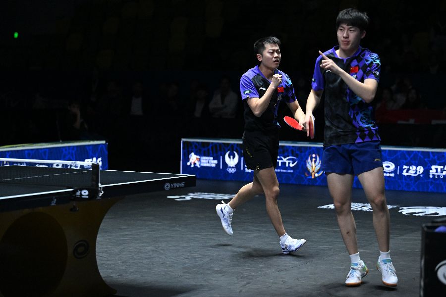 男子ダブルス決勝でプレーする中国の温瑞博（右）と袁励岑【写真：新華社/アフロ】