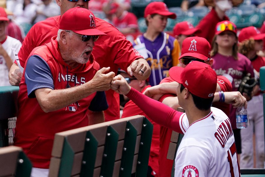 エンゼルス時代の大谷翔平（右）と拳でタッチを交わすジョー・マドン氏（2022年5月撮影）【写真：AP/アフロ】