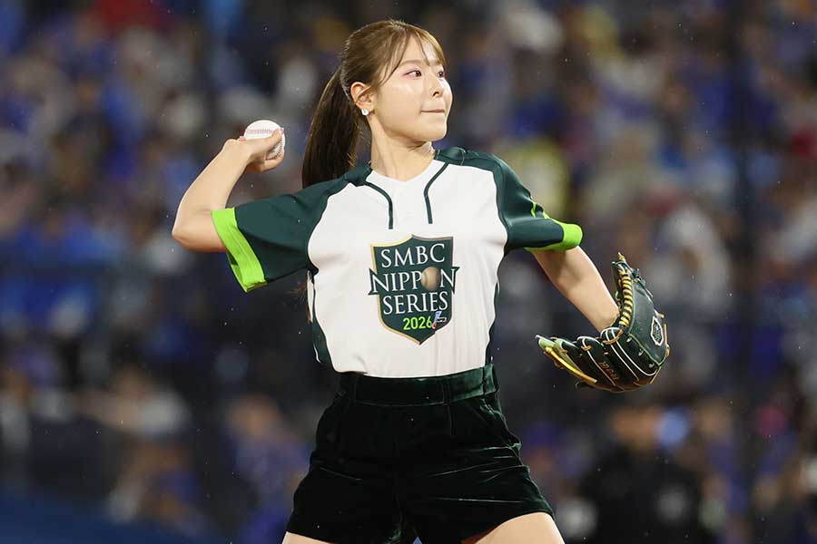 始球式に登場した吉田鈴【写真：産経新聞社】