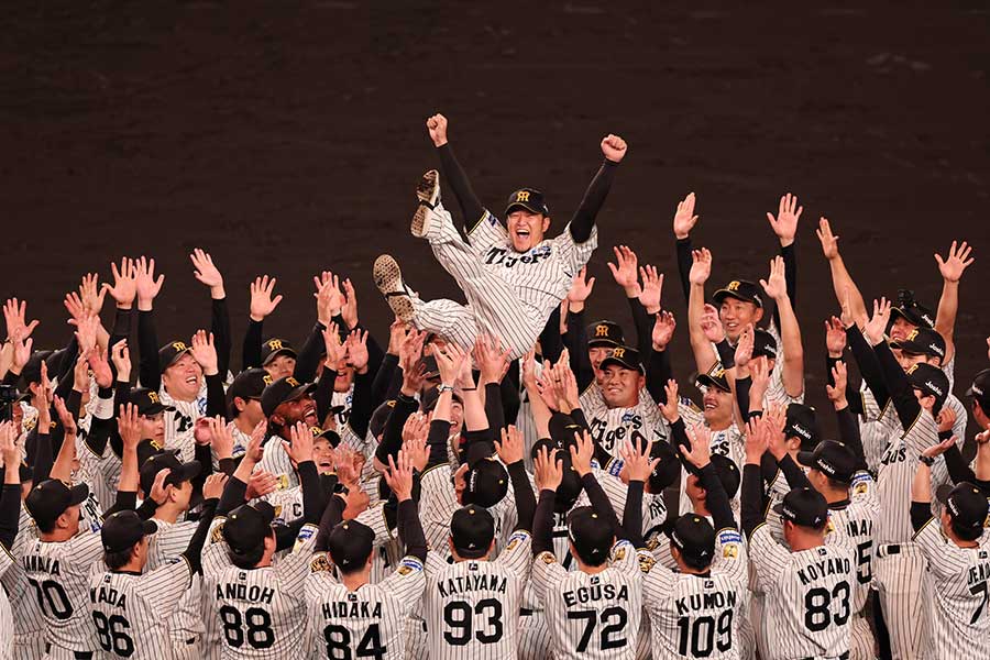 現役最後の試合で胴上げされる岩貞祐太【写真：産経新聞社】