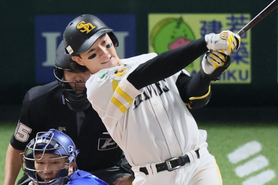 日本シリーズ第3戦でサヨナラ本塁打を放つソフトバンク・正木智也 【写真:産経新聞社】