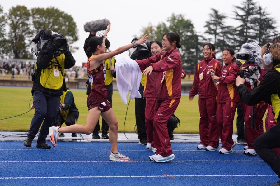 優勝のフィニッシュテープを切った橋本和叶(左)を出迎える瀬木【写真:山下大貴】