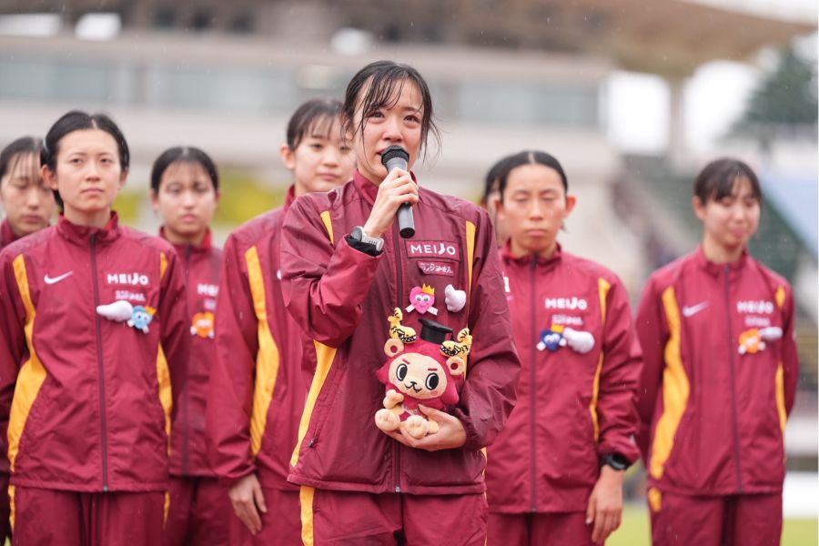 涙ながらに応援席に感謝を述べる瀬木【写真：山下大貴】