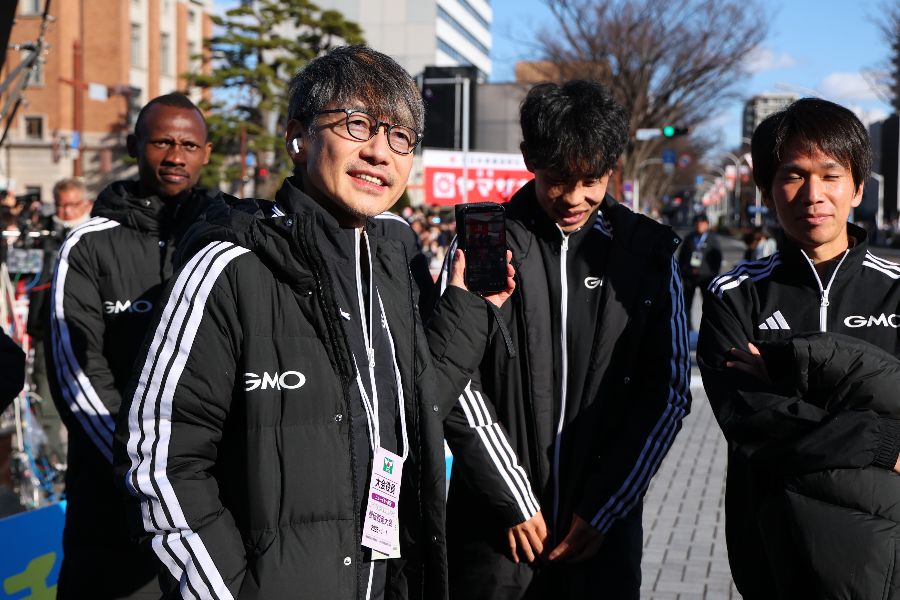 GMOの熊谷正寿代表(手前)【写真:長田洋平/アフロスポーツ】