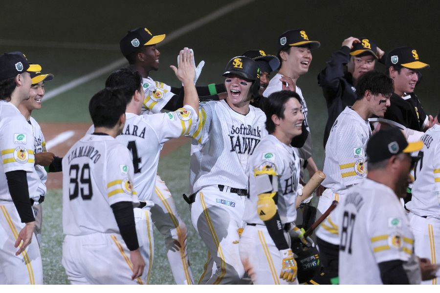 サヨナラ本塁打を放ちナインに祝福されるソフトバンク・正木智也【写真：産経新聞社】