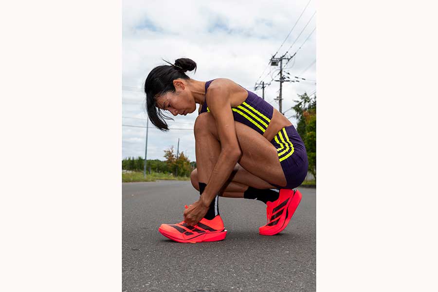 「ADIZERO ADIOS PRO 5」を履いた新谷仁美【写真：アディダス ジャパン株式会社提供】