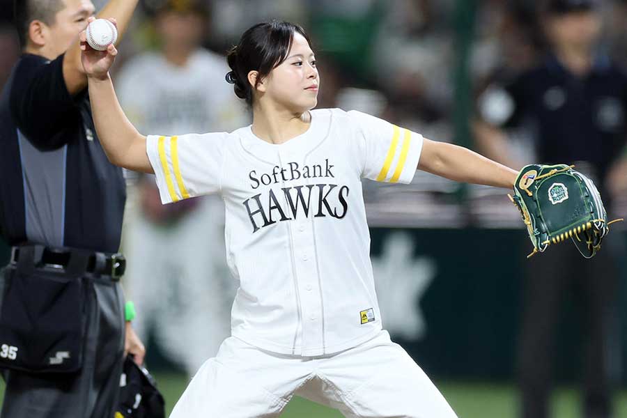 日本シリーズ第3戦で始球式を務めた近藤美月【写真：産経新聞社】