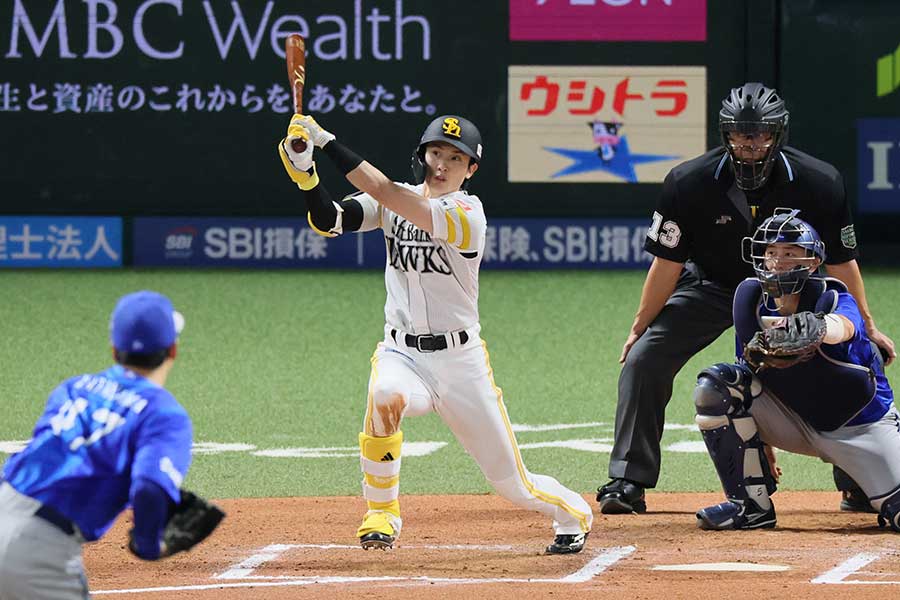日本シリーズ第4戦で二塁打を放つソフトバンクの周東佑京【写真：産経新聞社】