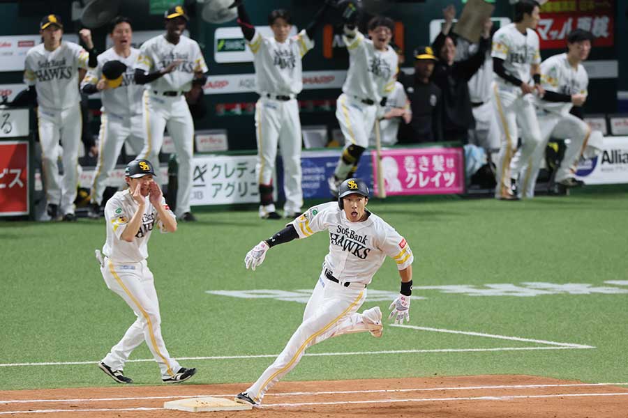 日本シリーズ第4戦で適時打を放ったソフトバンクの柳田悠岐【写真:産経新聞社】
