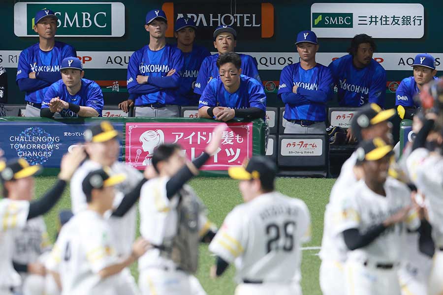 日本シリーズで敗れ、ベンチ前列で肩を落とすDeNA牧秀悟(中央)【写真:産経新聞社】