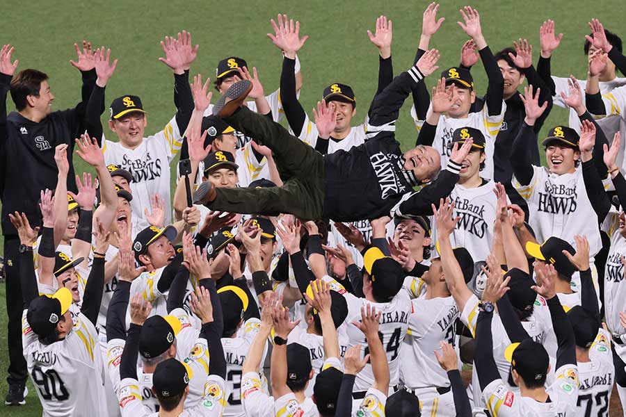 胴上げされるソフトバンクの孫正義オーナー【写真:産経新聞社】