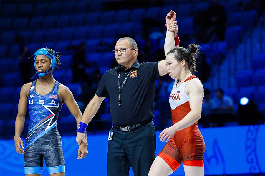 失格負けした米国のモーガン・ターナー（左）【写真：United World Wrestling/IMAGO/アフロ】
