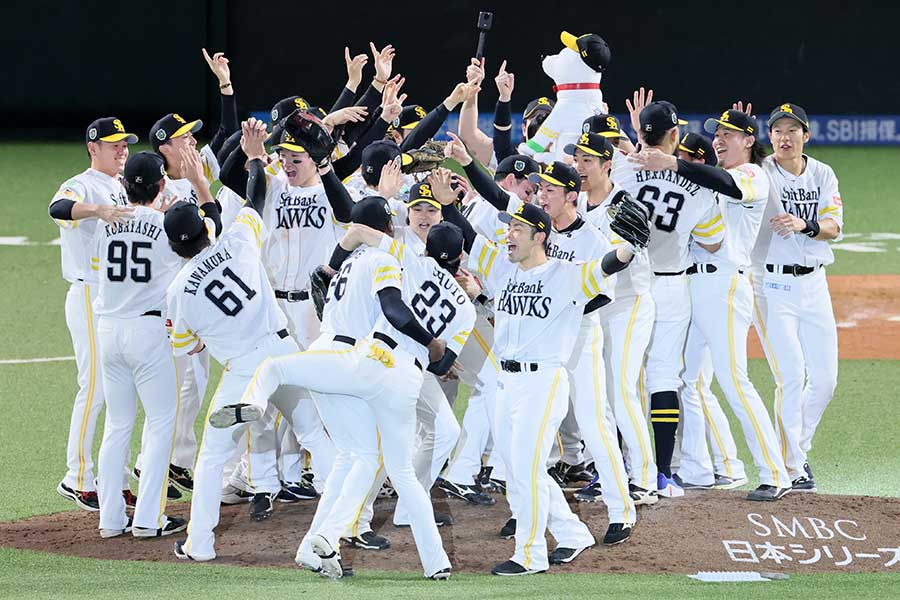 日本シリーズを制したソフトバンクナイン【写真：産経新聞社】