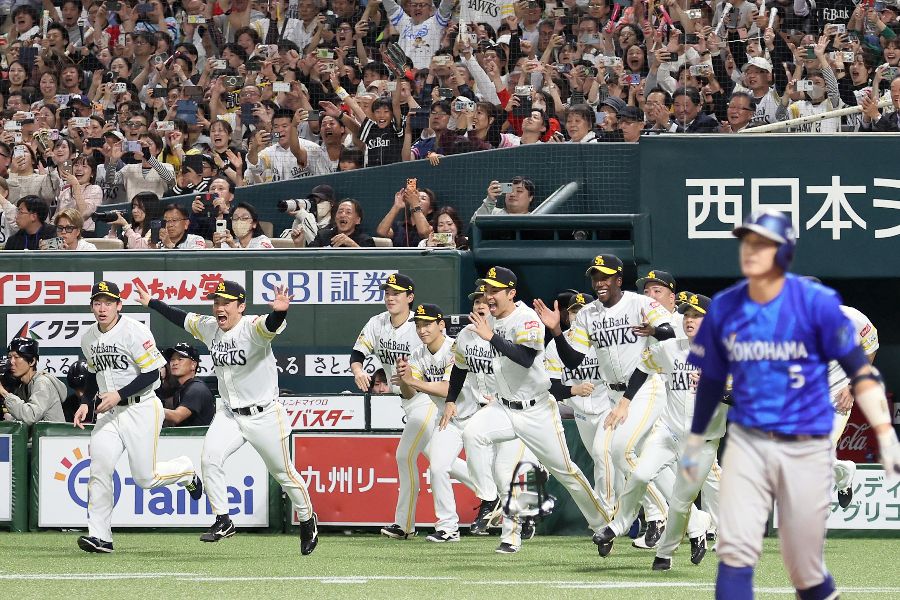 優勝が決まりベンチを飛び出すホークスの選手たち【写真:産経新聞社】