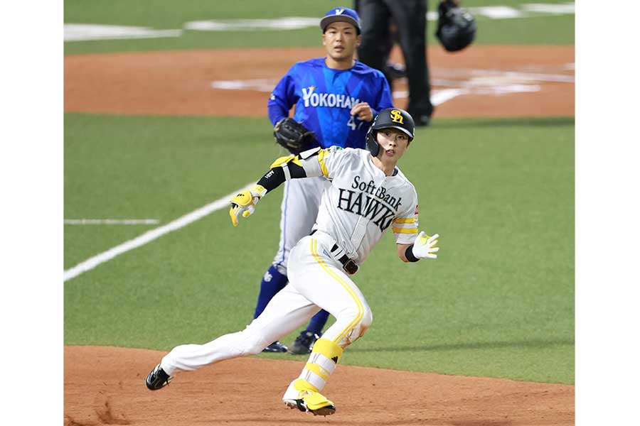 日本シリーズ第4戦で走塁するソフトバンクの周東佑京【写真:産経新聞社】