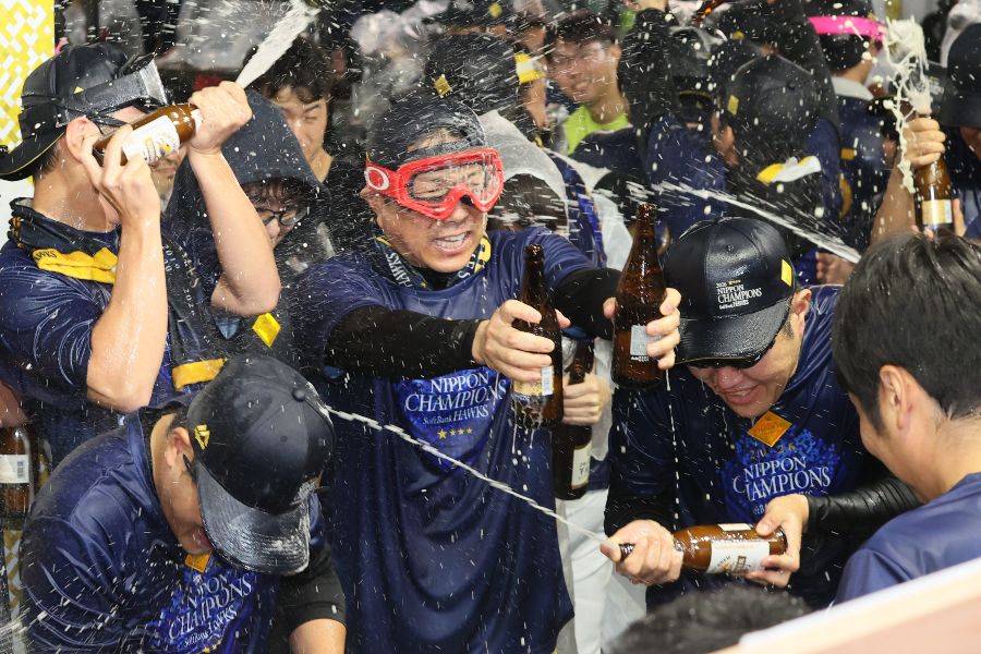 2年連続13回目の日本一となり、ビールかけを行うソフトバンク【写真:産経新聞社】