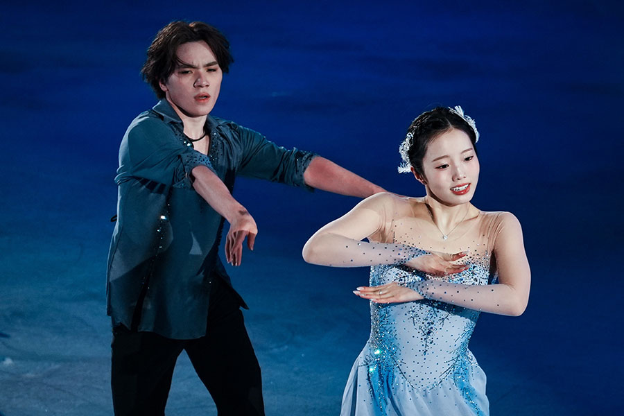 宇野昌磨(左)と本田真凜【写真:中戸川知世】