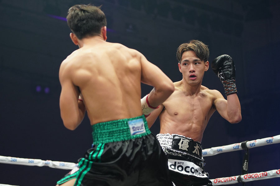 デビュー9連勝を飾った坂井優太（右）【写真：澤田直人】