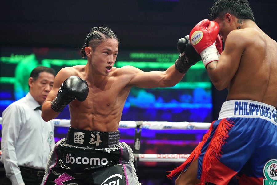 ルアル・アンダレス(右)に勝利した片岡雷斗【写真:澤田直人】