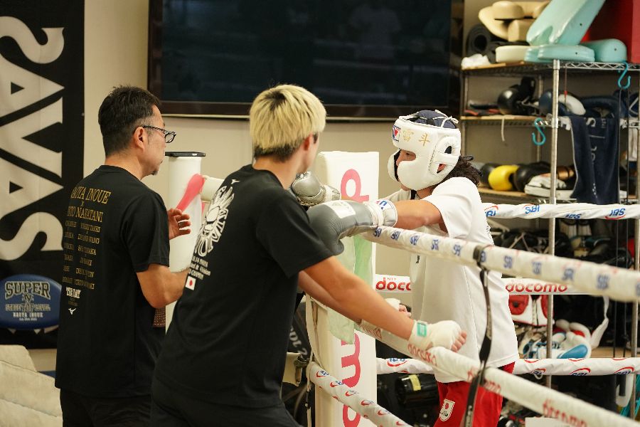 スパーリングで父・圭トレーナー(左)と弟の叶夢(中央)からアドバイスを受ける雷斗【写真:澤田直人】
