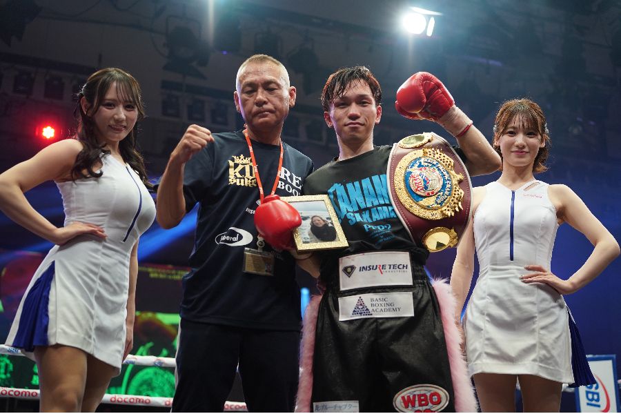 母・浩代さんの写真をもってリング上で挨拶をした富岡浩介（中央右）【写真：澤田直人】