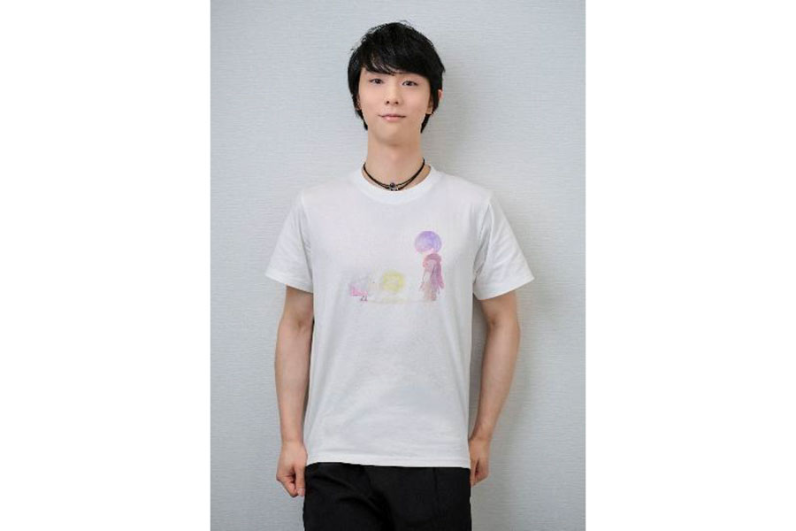 新作オフィシャルグッズを着用した羽生さん【画像:事務局提供】