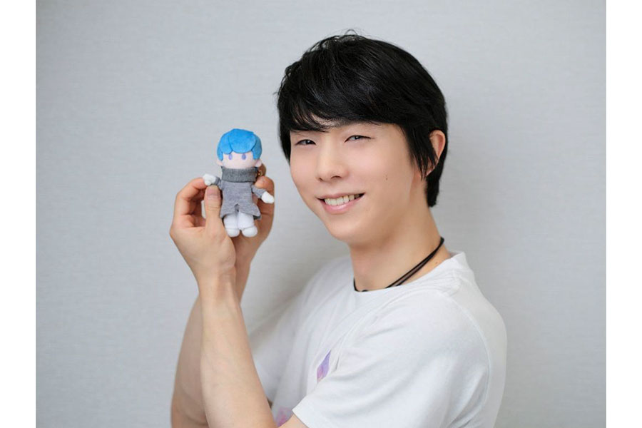新作オフィシャルグッズを手にした羽生さん【画像:事務局提供】