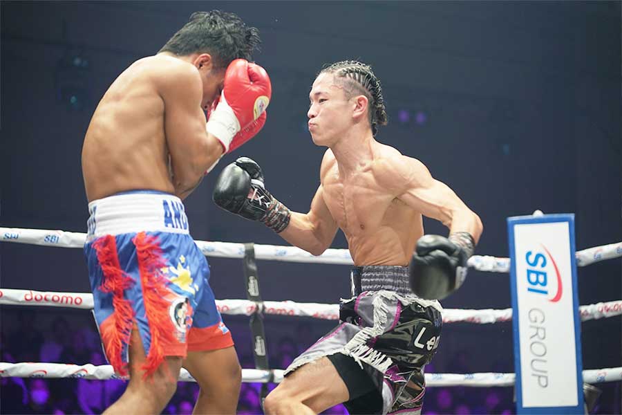 アルアル・アンダレス（左）に勝利した片岡雷斗【写真：澤田直人】