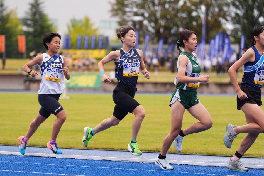 全日本大学女子駅伝の1区を走った東北大・佐伯紅南（左から2人目）【写真：山下大貴】