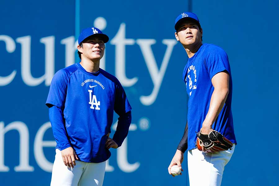 ドジャースの山本由伸(左)と大谷翔平【写真:黒澤崇】