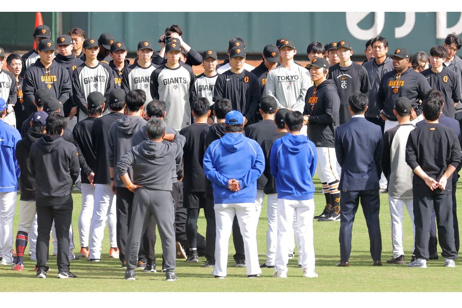 巨人の秋季キャンプで訓示する松井秀喜監督【写真：スポーツ報知/アフロ】