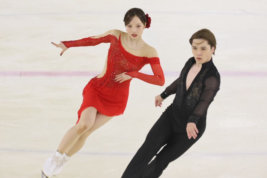 東日本選手権で公式戦デビューした本田真凜(左)と宇野昌磨【写真:山口比佐夫】