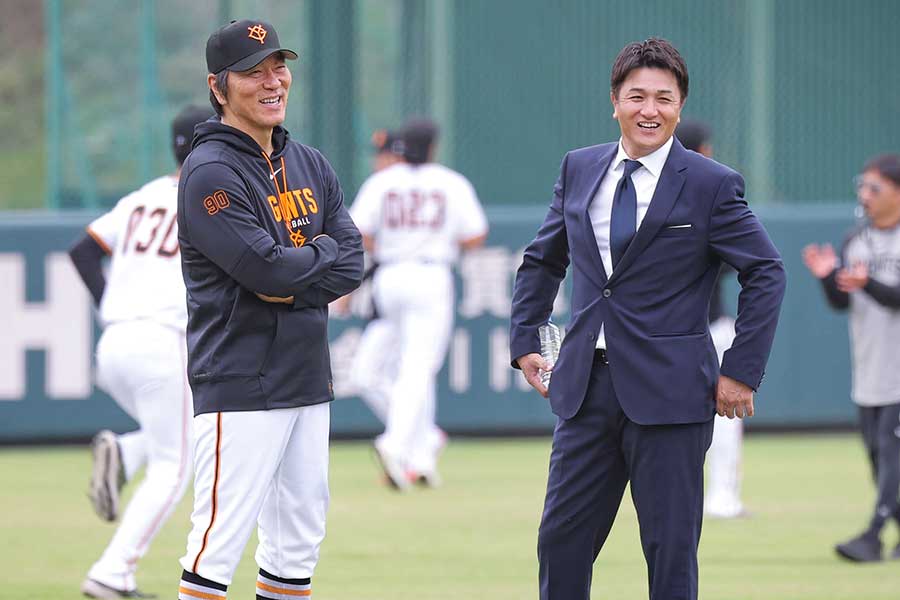 巨人の松井秀喜監督(左)と高橋由伸ヘッドコーチ【写真:スポーツ報知/アフロ】