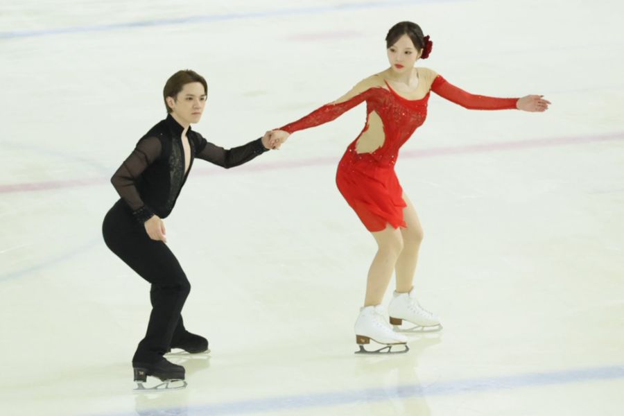 東日本選手権で公式戦デビューした本田真凜と宇野昌磨【写真：山口比佐夫】