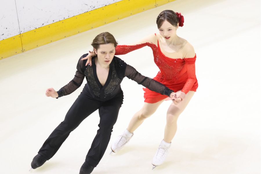 東日本選手権で公式戦デビューした本田真凜と宇野昌磨【写真：山口比佐夫】