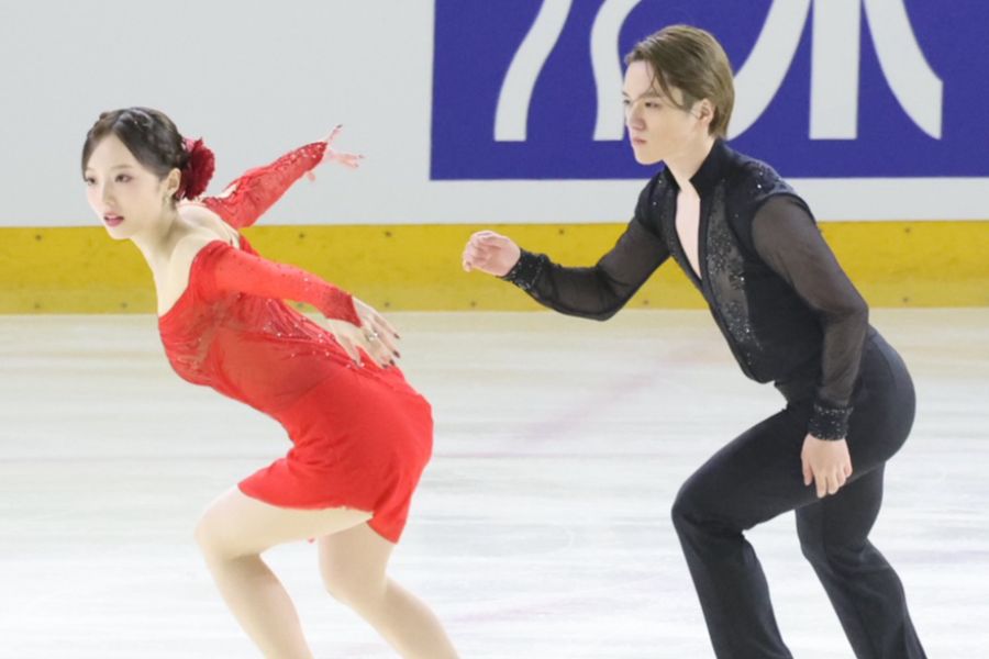 東日本選手権で公式戦デビューした本田真凜と宇野昌磨【写真:山口比佐夫】